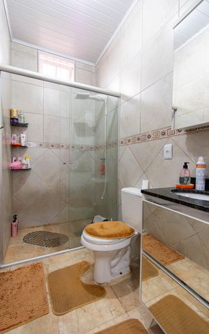 Casa à venda com 200m², 4 quartos e 3 vagas Casa à venda com 200m², 4 quartos e 3 vagasBanheiro