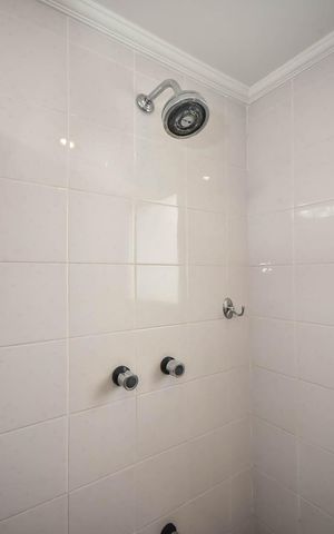 Apartamento à venda com 155m², 3 quartos e 4 vagas Apartamento à venda com 155m², 3 quartos e 4 vagasChuveiro da Suíte 1