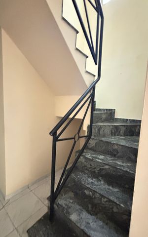 Casa à venda com 130m², 3 quartos e 3 vagas Casa à venda com 130m², 3 quartos e 3 vagasEscada