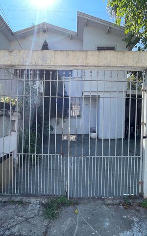Casa à venda com 150m², 3 quartos e 1 vaga Casa à venda com 150m², 3 quartos e 1 vagaFachada