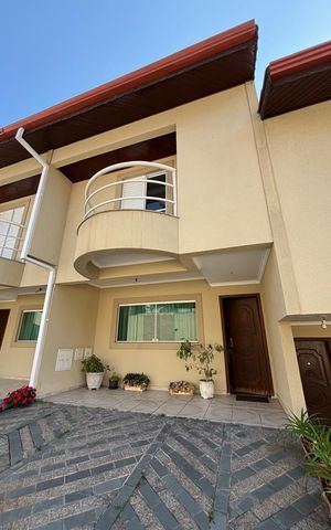 Casa à venda com 104m², 3 quartos e 2 vagas Casa à venda com 104m², 3 quartos e 2 vagasFachada