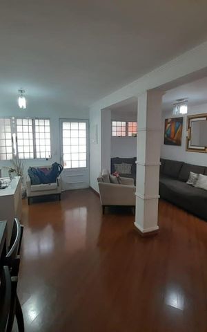 Casa à venda com 210m², 4 quartos e 2 vagas Casa à venda com 210m², 4 quartos e 2 vagasSala