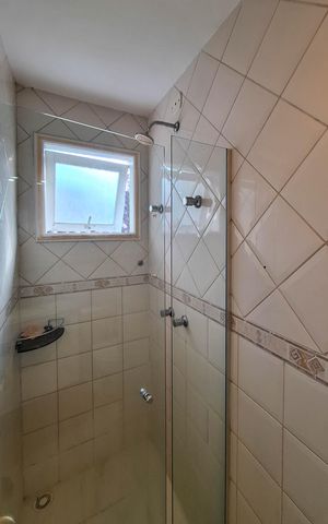 Casa de condomínio à venda com 337m², 3 quartos e 3 vagas Casa de condomínio à venda com 337m², 3 quartos e 3 vagasBanheiro da Suíte 2