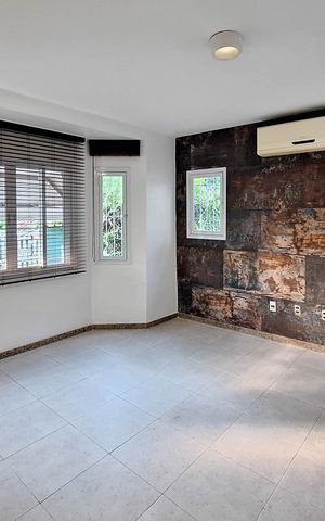 Casa de condomínio à venda com 337m², 3 quartos e 3 vagas Casa de condomínio à venda com 337m², 3 quartos e 3 vagasSala
