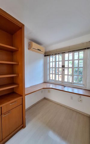 Casa de condomínio à venda com 337m², 3 quartos e 3 vagas Casa de condomínio à venda com 337m², 3 quartos e 3 vagasEscritório