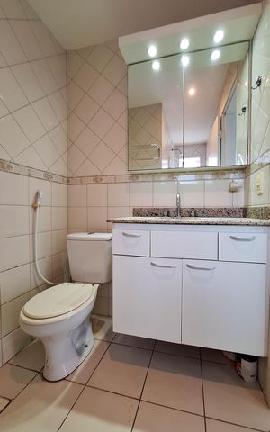 Casa de condomínio à venda com 337m², 3 quartos e 3 vagas Casa de condomínio à venda com 337m², 3 quartos e 3 vagasBanheiro da Suíte 2
