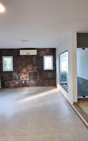 Casa de condomínio à venda com 337m², 3 quartos e 3 vagas Casa de condomínio à venda com 337m², 3 quartos e 3 vagasSala