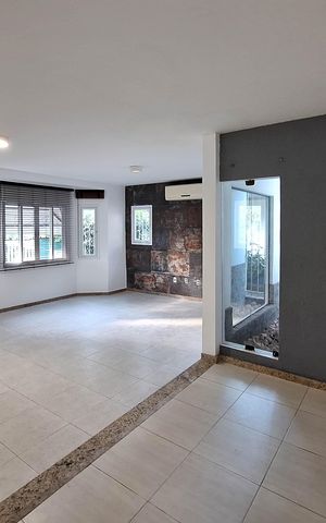 Casa de condomínio à venda com 337m², 3 quartos e 3 vagas Casa de condomínio à venda com 337m², 3 quartos e 3 vagasSala