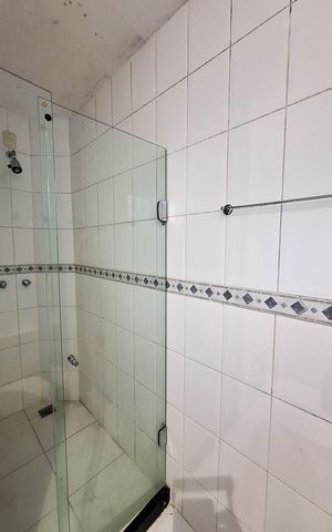 Casa de condomínio à venda com 337m², 3 quartos e 3 vagas Casa de condomínio à venda com 337m², 3 quartos e 3 vagasBanheiro da Suíte 1