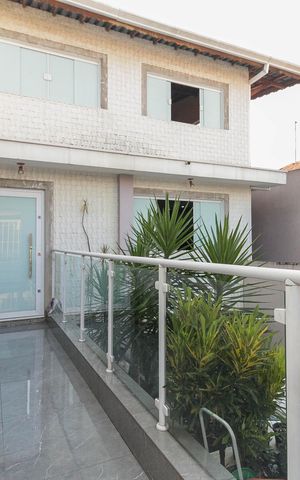 Casa à venda com 600m², 5 quartos e 6 vagas Casa à venda com 600m², 5 quartos e 6 vagasFachada