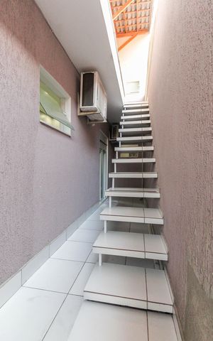 Casa à venda com 600m², 5 quartos e 6 vagas Casa à venda com 600m², 5 quartos e 6 vagasEscada Externa