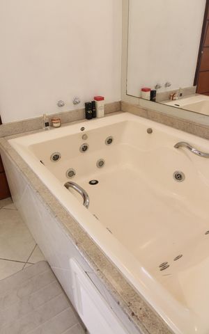 Casa de condomínio à venda com 370m², 4 quartos e 1 vagaQuarto 4 - Banheira