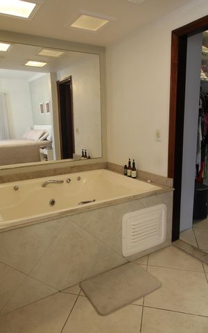 Casa de condomínio à venda com 370m², 4 quartos e 1 vagaQuarto 4 - Banheira