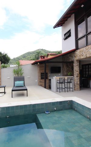 Casa de condomínio à venda com 370m², 4 quartos e 1 vagaÁrea Externa