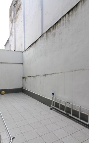 Casa de condomínio à venda com 370m², 4 quartos e 1 vagaFundos