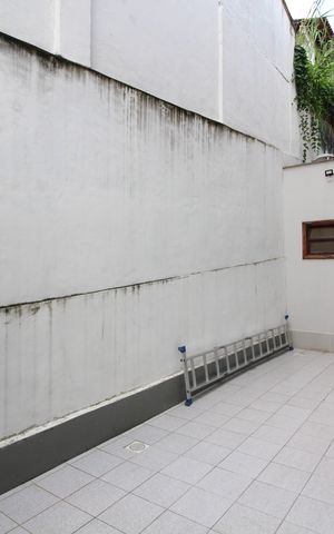 Casa de condomínio à venda com 370m², 4 quartos e 1 vagaFundos