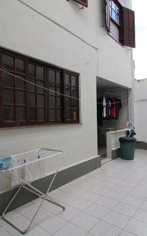 Casa de condomínio à venda com 370m², 4 quartos e 1 vagaFundos