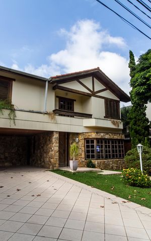 Casa de condomínio à venda com 380m², 4 quartos e 4 vagas Casa de condomínio à venda com 380m², 4 quartos e 4 vagasVista da Rua