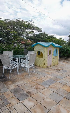 Casa para alugar com 800m², 3 quartos e 6 vagasQuintal
