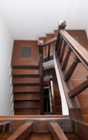 Casa para alugar com 800m², 3 quartos e 6 vagasEscada