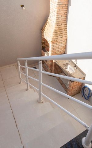 Casa à venda com 141m², 3 quartos e 2 vagasEscada  da Área de Serviço