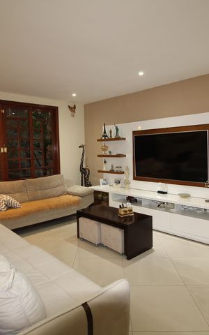 Casa de condomínio à venda com 390m², 4 quartos e 2 vagasSala