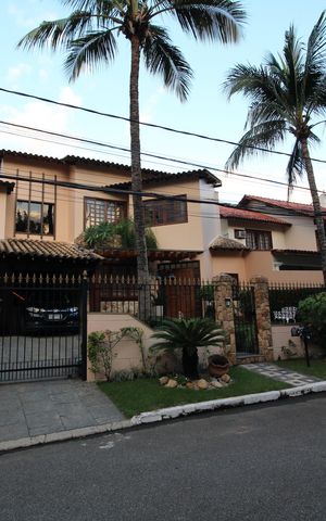 Casa de condomínio à venda com 390m², 4 quartos e 2 vagasFachada