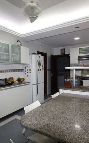 Casa de condomínio à venda com 390m², 4 quartos e 2 vagasCozinha