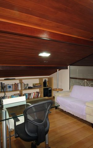 Casa de condomínio à venda com 390m², 4 quartos e 2 vagasSótão