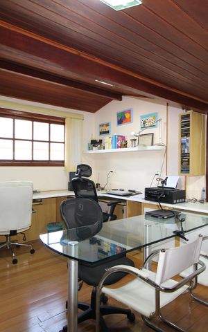 Casa de condomínio à venda com 390m², 4 quartos e 2 vagasSótão