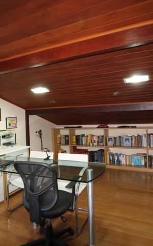 Casa de condomínio à venda com 390m², 4 quartos e 2 vagasSótão