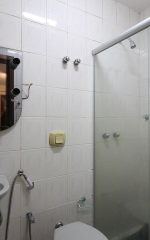 Casa de condomínio à venda com 390m², 4 quartos e 2 vagasBanheiro de Serviço