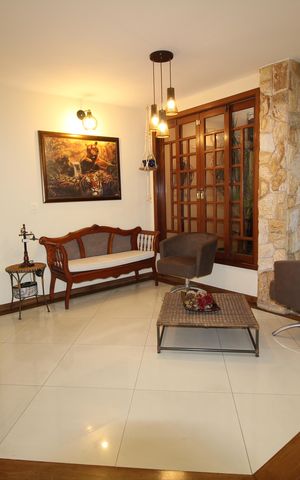 Casa de condomínio à venda com 390m², 4 quartos e 2 vagasSala