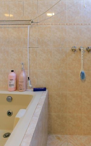 Casa à venda com 250m², 6 quartos e 2 vagas Casa à venda com 250m², 6 quartos e 2 vagasBanheiro 2
