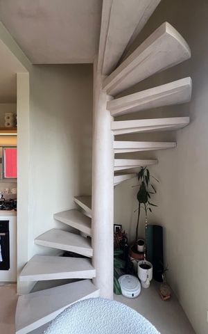 Apartamento à venda com 70m², 1 quarto e 2 vagas Apartamento à venda com 70m², 1 quarto e 2 vagasEscada