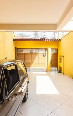 Casa à venda com 220m², 4 quartos e 4 vagas Casa à venda com 220m², 4 quartos e 4 vagasGaragem