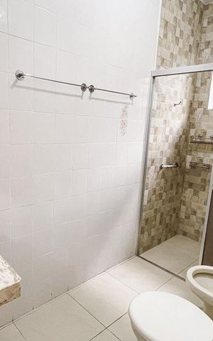 Casa à venda com 100m², 4 quartos e 2 vagas Casa à venda com 100m², 4 quartos e 2 vagasBanheiro da Suíte
