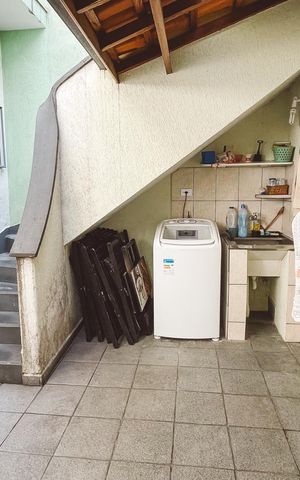 Casa à venda com 100m², 4 quartos e 2 vagas Casa à venda com 100m², 4 quartos e 2 vagasÁrea de Serviço