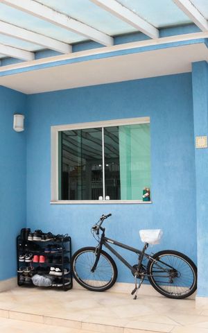 Casa à venda com 158m², 4 quartos e 2 vagasFachada e corredor lateral