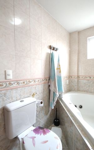 Casa de condomínio para alugar com 500m², 4 quartos e 2 vagasBanheiro da Suíte