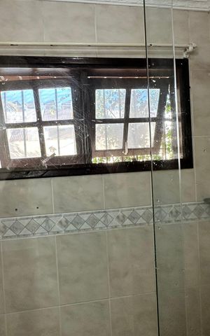 Casa de condomínio à venda com 600m², 6 quartos e 4 vagas Casa de condomínio à venda com 600m², 6 quartos e 4 vagasBanheiro quarto 1