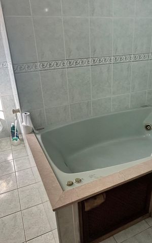 Casa de condomínio à venda com 600m², 6 quartos e 4 vagas Casa de condomínio à venda com 600m², 6 quartos e 4 vagasBanheiro quarto 5