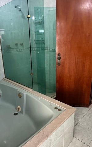 Casa de condomínio à venda com 600m², 6 quartos e 4 vagas Casa de condomínio à venda com 600m², 6 quartos e 4 vagasBanheiro quarto 5
