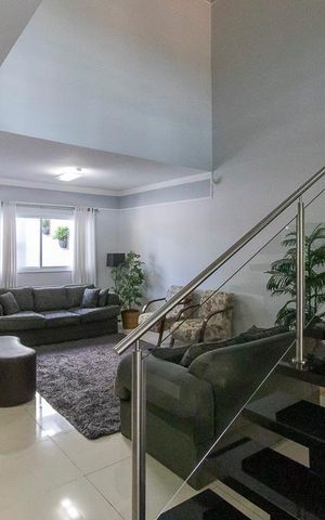 Casa à venda com 260m², 3 quartos e 4 vagas Casa à venda com 260m², 3 quartos e 4 vagasSala