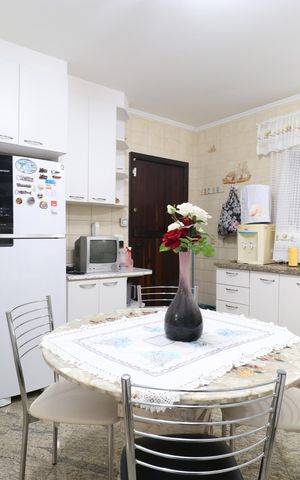 Casa à venda com 328m², 4 quartos e 6 vagasCozinha