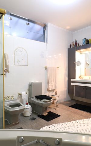 Casa à venda com 328m², 4 quartos e 6 vagasBanheiro da Suíte 2