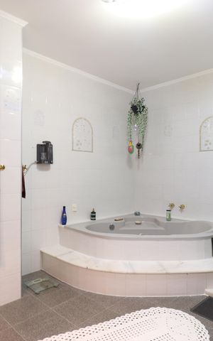 Casa à venda com 328m², 4 quartos e 6 vagasBanheiro da Suíte 2