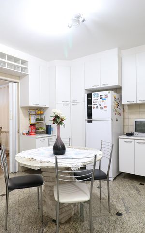 Casa à venda com 328m², 4 quartos e 6 vagasCozinha