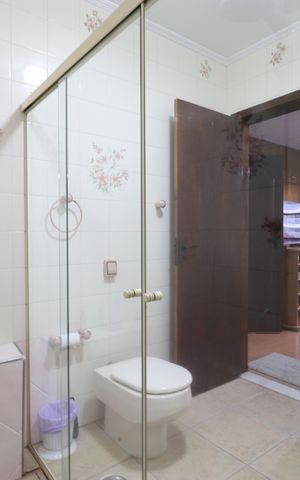 Casa à venda com 328m², 4 quartos e 6 vagasBanheiro da Suíte 1