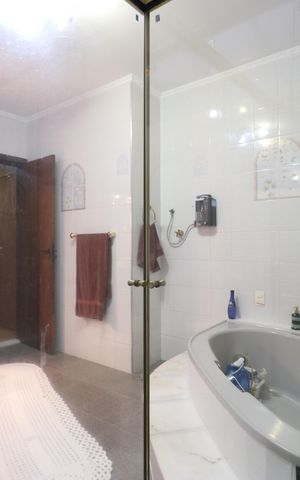Casa à venda com 328m², 4 quartos e 6 vagasBanheiro da Suíte 2